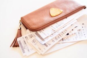 財布に入れてはいけないものは？金運を逃す紙モノ・お守りの扱い方