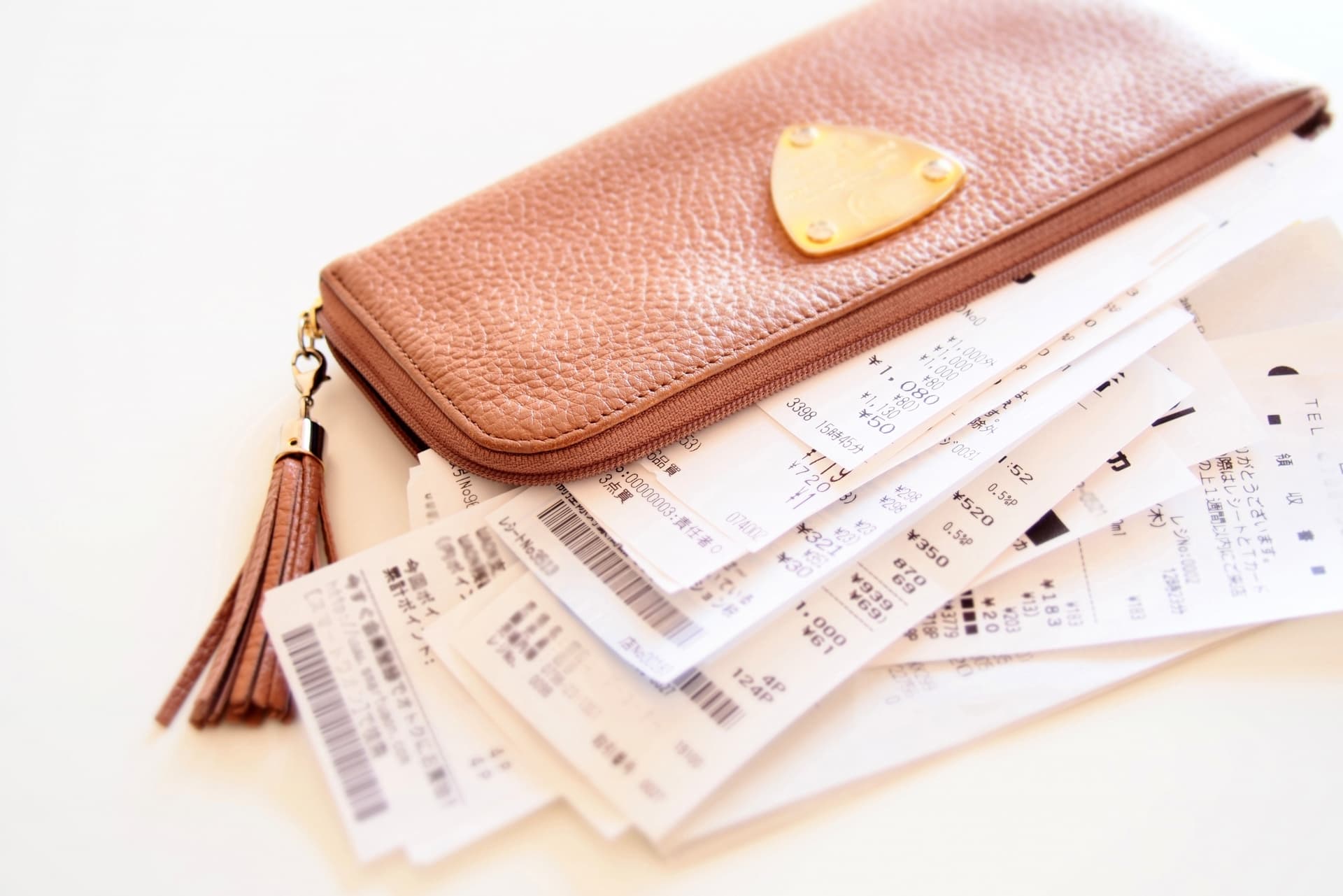 財布に入れてはいけないものは？金運を逃す紙モノ・お守りの扱い方