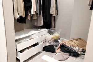 クローゼットの乱れは金運停滞のサイン？服の手放し基準と収納の風水